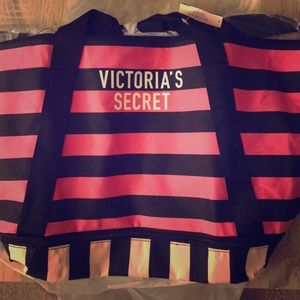 NWT VS Weekender Tote